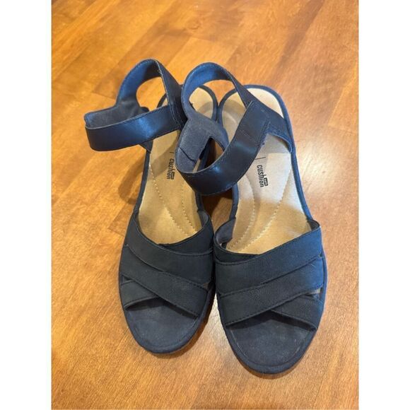 Woman’s Clarks collection leather , soft cushion, sandal size 9 1/2 - Picture 2 of 5